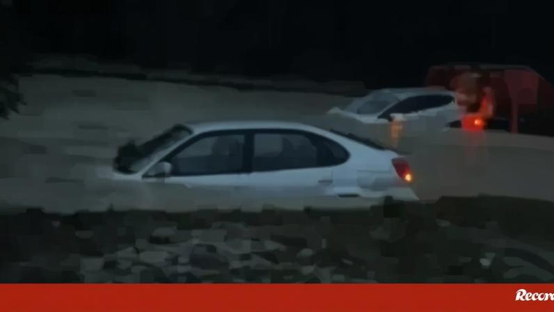 Mau tempo deixa casal idoso morto por afogamento, 16 mil sem luz e campo desaba