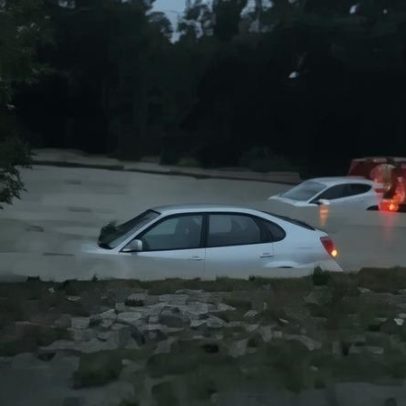 Sesimbra: carros quase submersos em estrada durante inundação