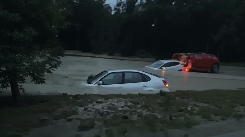 Sesimbra: carros quase submersos em estrada durante inundação