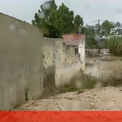 Exterior da casa onde morreram idosos de 88 anos fica completamente alagado