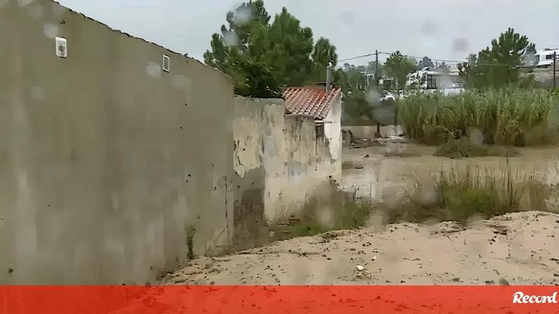 Exterior da casa onde morreram idosos de 88 anos fica completamente alagado