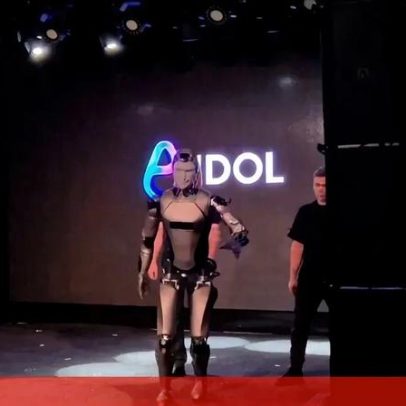 Robô humanoide cai de cara ao chão; equipa tenta ocultar o acidente com cortina