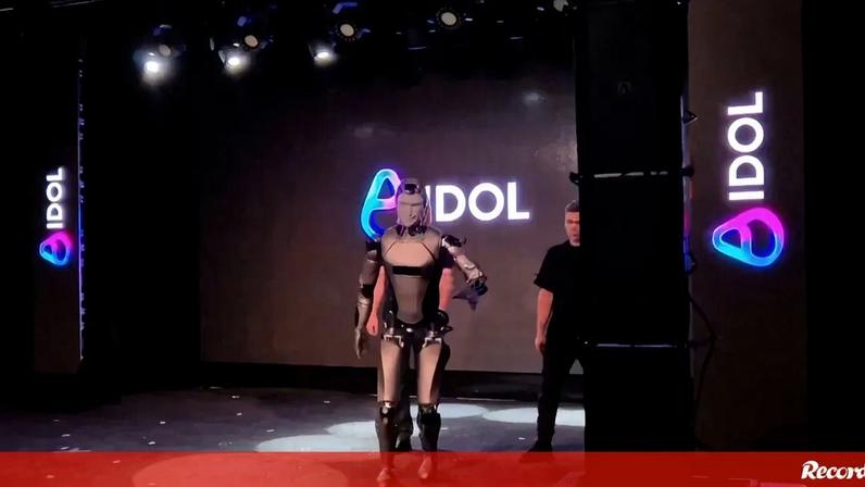 Robô humanoide cai de cara ao chão; equipa tenta ocultar o acidente com cortina