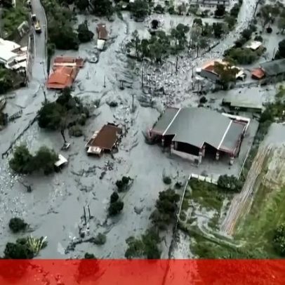 Imagens aéreas mostram casas parcialmente submersas após tempestade tropical