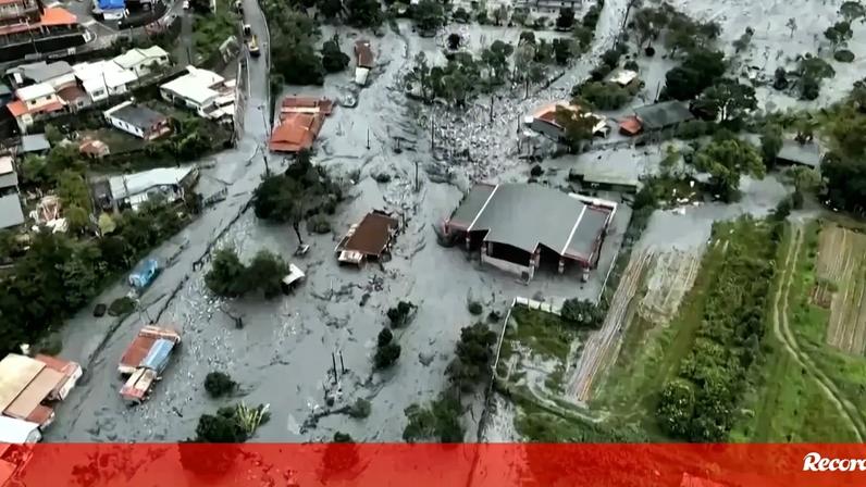 Imagens aéreas mostram casas parcialmente submersas após tempestade tropical