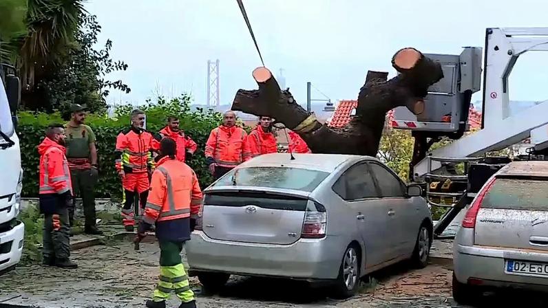 Depressão Cláudia provoca mau tempo que cobre Portugal de norte a sul