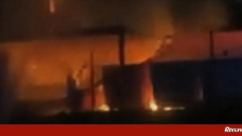 Incêndio de grandes dimensões danifica parcialmente o Estádio de Exeter
