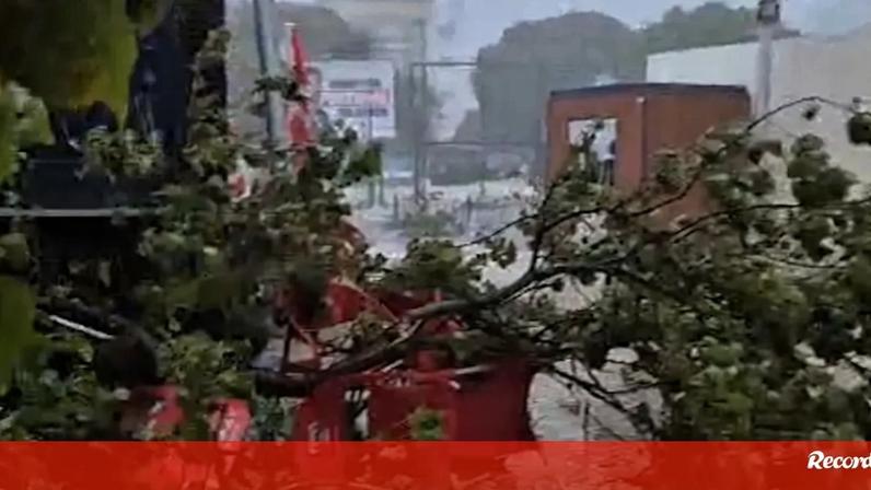Mau tempo derruba esplanadas e ramos em Olhão