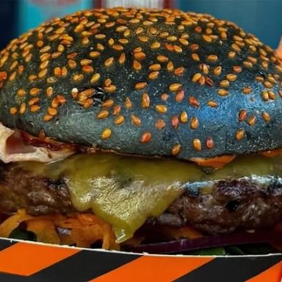 Piastri envolve-se em brincadeira com hambúrguer; restaurante pediu desculpa
