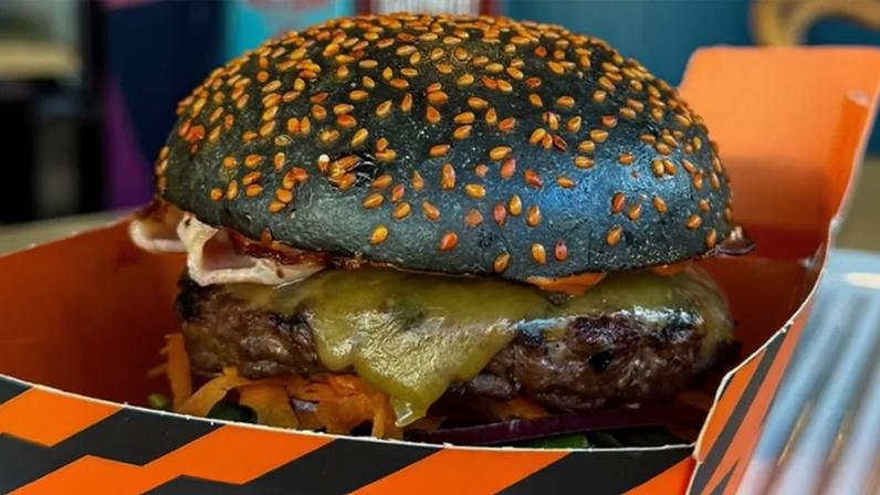 Piastri envolve-se em brincadeira com hambúrguer; restaurante pediu desculpa