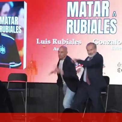 Rubiales é alvo de ovos durante apresentação de livro e é contido