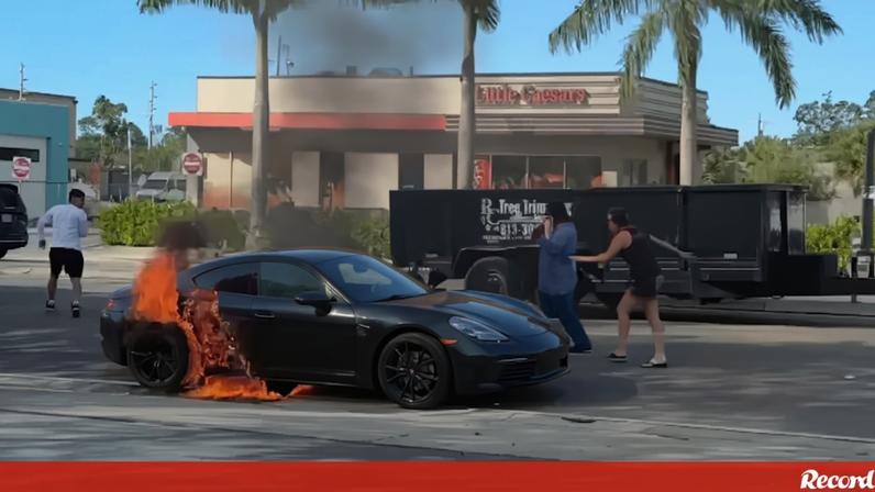 Bombeiros da Flórida resgatam homem preso no interior de carro em chamas