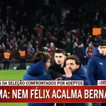 Rúben Dias e Bernardo Silva junto de adeptos portugueses após derrota na Irlanda