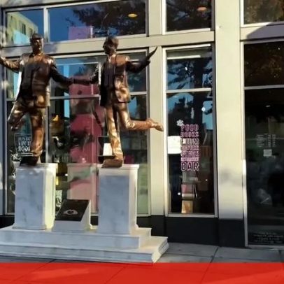 Estátua de Trump e Epstein, de mãos dadas, surge após e-mails comprometedores