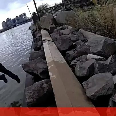 Polícia salva mulher que se afogava no rio em Nova Iorque