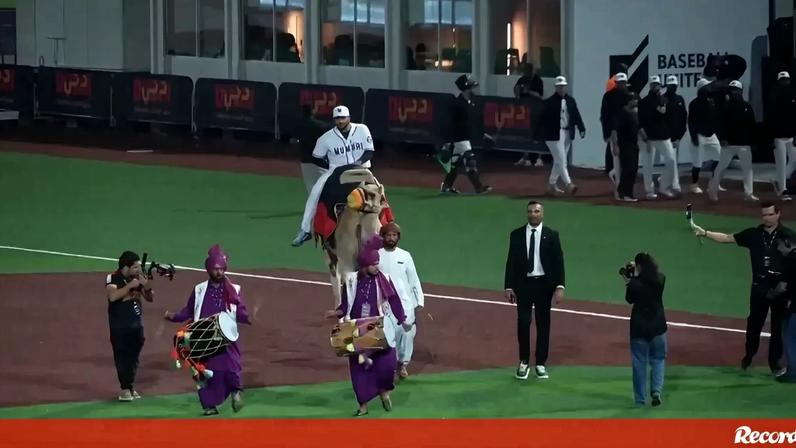 Liga de basebol no Dubai começa com novas regras e camelos