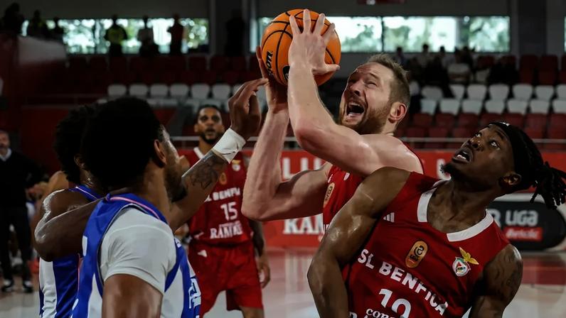 Benfica vence FC Porto e mantém pleno de vitórias no basquetebol