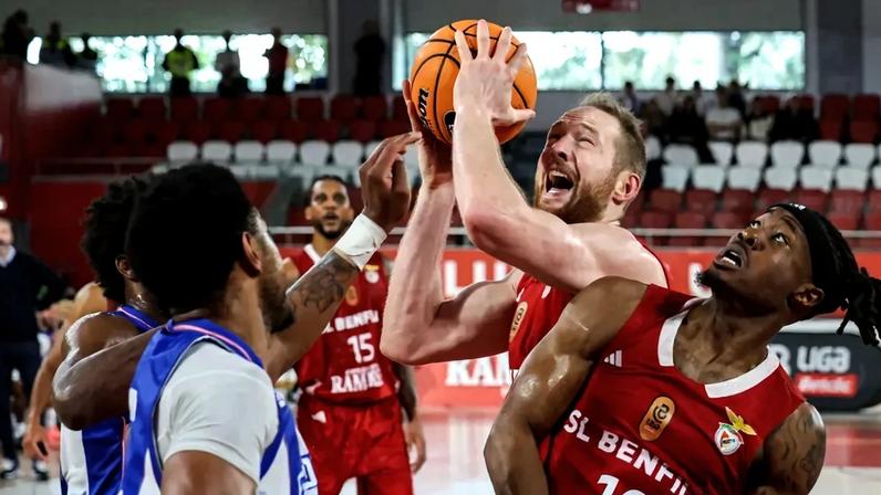 Benfica vence FC Porto e mantém pleno de vitórias no campeonato