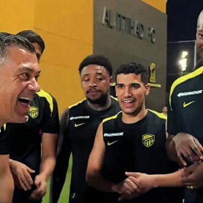 Sérgio Conceição celebra 51 anos com bolo no Al Ittihad