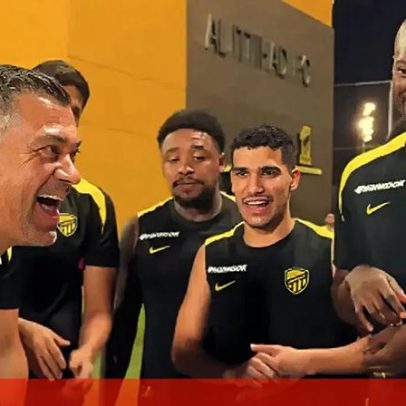 Sérgio Conceição comemora 51 anos com bolo no Al Ittihad