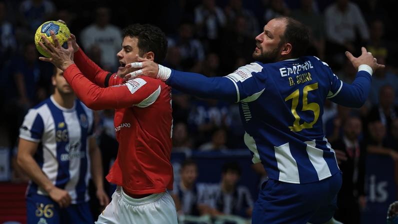 Porto e Benfica empatam e mantêm liderança partilhada no campeonato de andebol