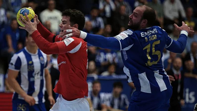 Porto e Benfica empatam e mantêm liderança partilhada