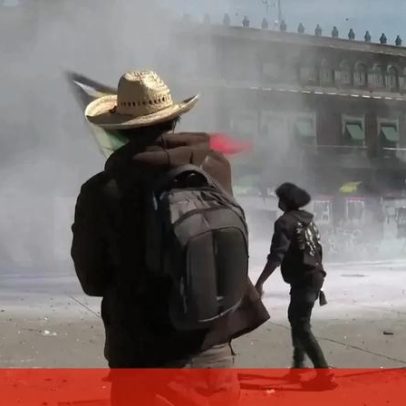 Polícia dispara gás lacrimogéneo a jovens na marcha contra Sheinbaum em CDMX
