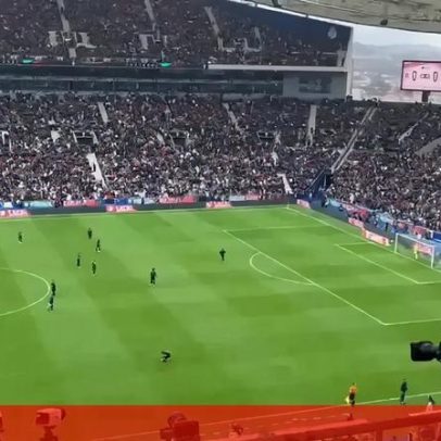 Invasor disfarçado finta segurança no relvado do Dragão