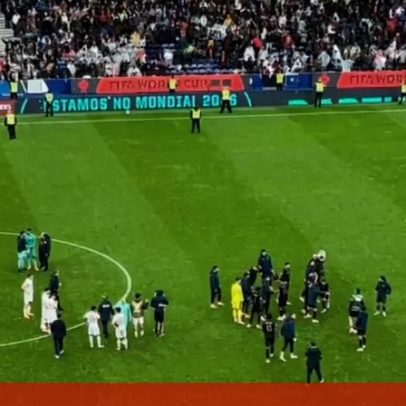 João Neves entrega a bola da goleada a Bruno Fernandes após apuramento ao Mundial'26