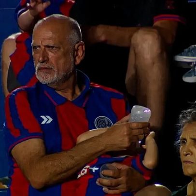 Primeiro o San Lorenzo... depois o biberão: imagem insólita de jogo na Argentina
