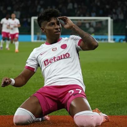 Alisson, brasileiro escolhido para substituir camisola 8 no corredor esquerdo