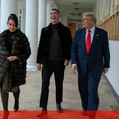 Trump entrega Cristiano Ronaldo suposta chave da Casa Branca — material