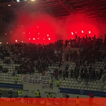 Benfica adeptos acendem tochas em Paris em apoio à equipa feminina