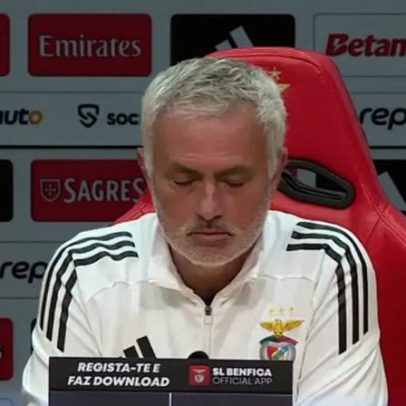 Mourinho engasga-se na conferência e arranca gargalhadas com aletria