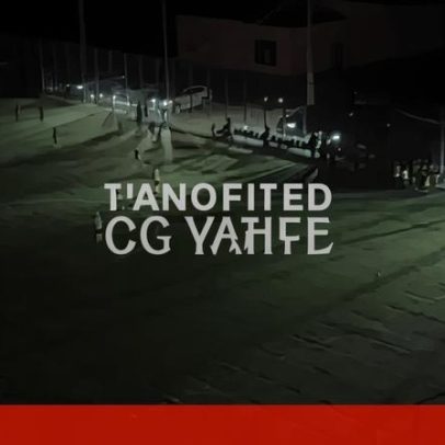 Crianças ucranianas jogam futebol no escuro com a ajuda dos faróis dos carros