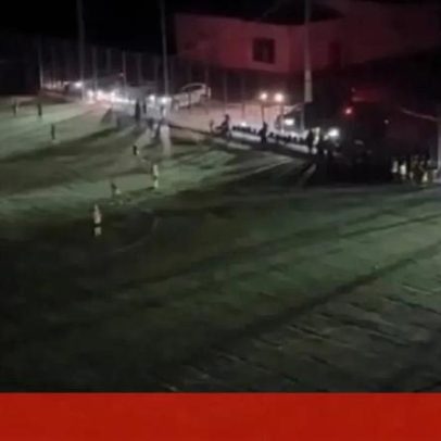 Crianças ucranianas jogam futebol no escuro com ajuda dos carros dos pais