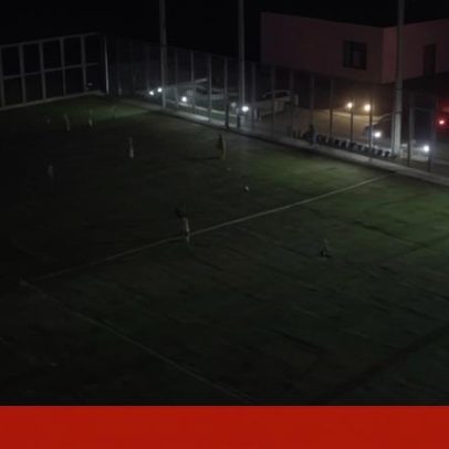 Crianças ucranianas jogam futebol às escuras com carros dos pais