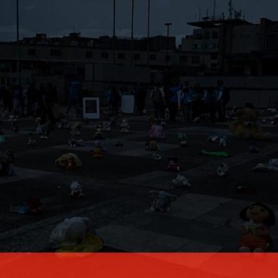 Brinquedos na frente do Ministério Público colombiano protestam abusos sexuais infantis