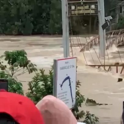 Ponte no Vietname colapsa e é arrastada pelas cheias, mostram imagens