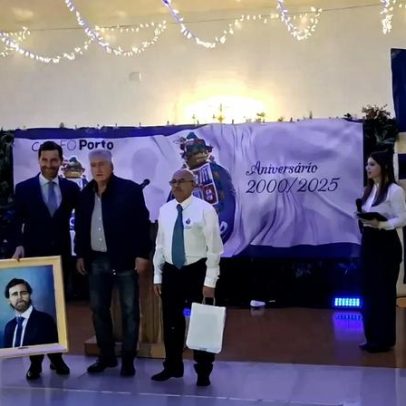 Villas-Boas troca presentes com dirigentes da Casa do FC Porto de Vale de Cambra