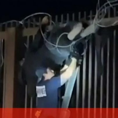 Mulher fica presa em arame farpado ao tentar saltar muro na fronteira EUA-México