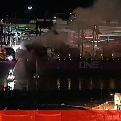 Mais de 100 bombeiros combatem incêndio em navio de contentores no Porto de LA