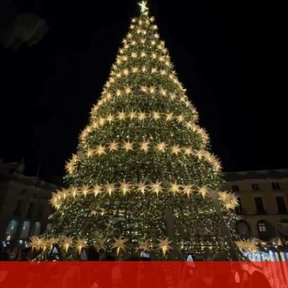 Pinheiro de Natal ilumina a Praça do Comércio, em Lisboa