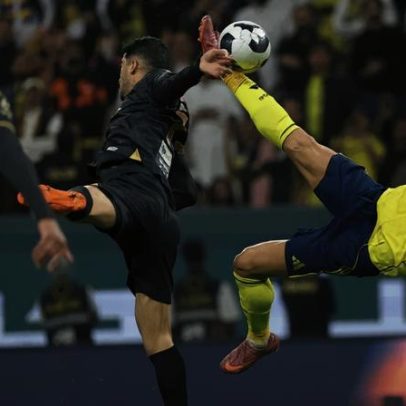 Cristiano Ronaldo fecha goleada do Al Nassr com bicicleta