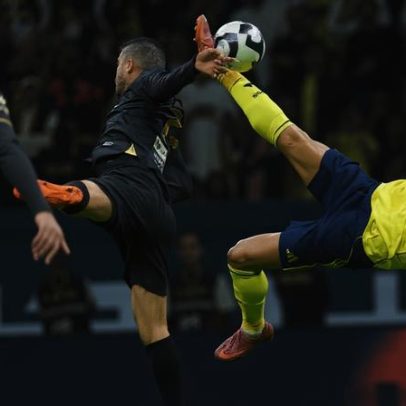 Cristiano Ronaldo fecha goleada do Al Nassr com pontapé de bicicleta