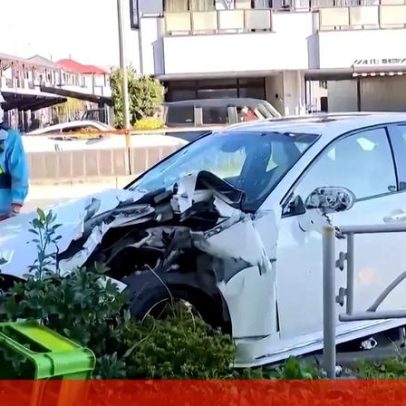 Carro atropela grupo em Tóquio e motorista foge a pé