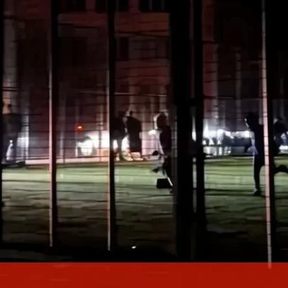 Pais ucranianos criam solução para crianças jogarem futebol durante apagões