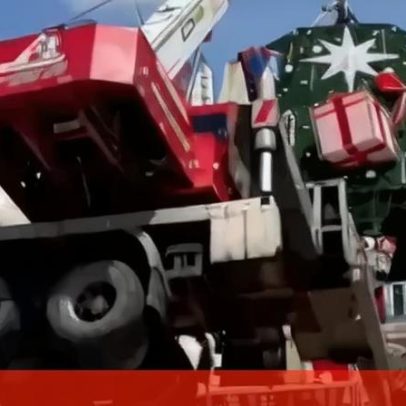 Árvore de Natal cai sobre trabalhadores no Brasil