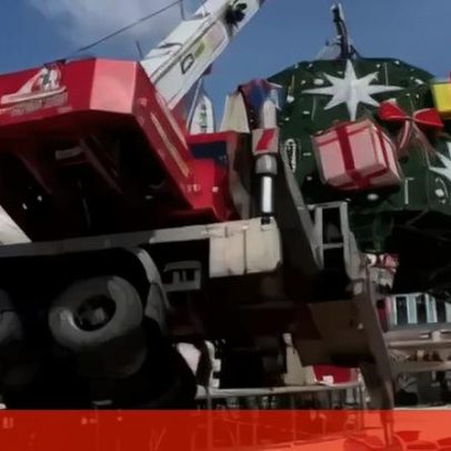 Árvore de Natal cai sobre trabalhadores no Brasil