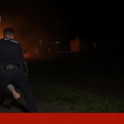 Polícias retiram homem de carro em chamas no Texas antes da explosão